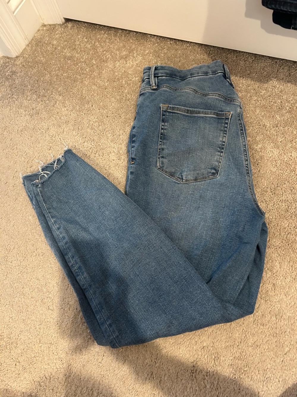 Good American Slim Straight Jeans in Medium Blue Denim